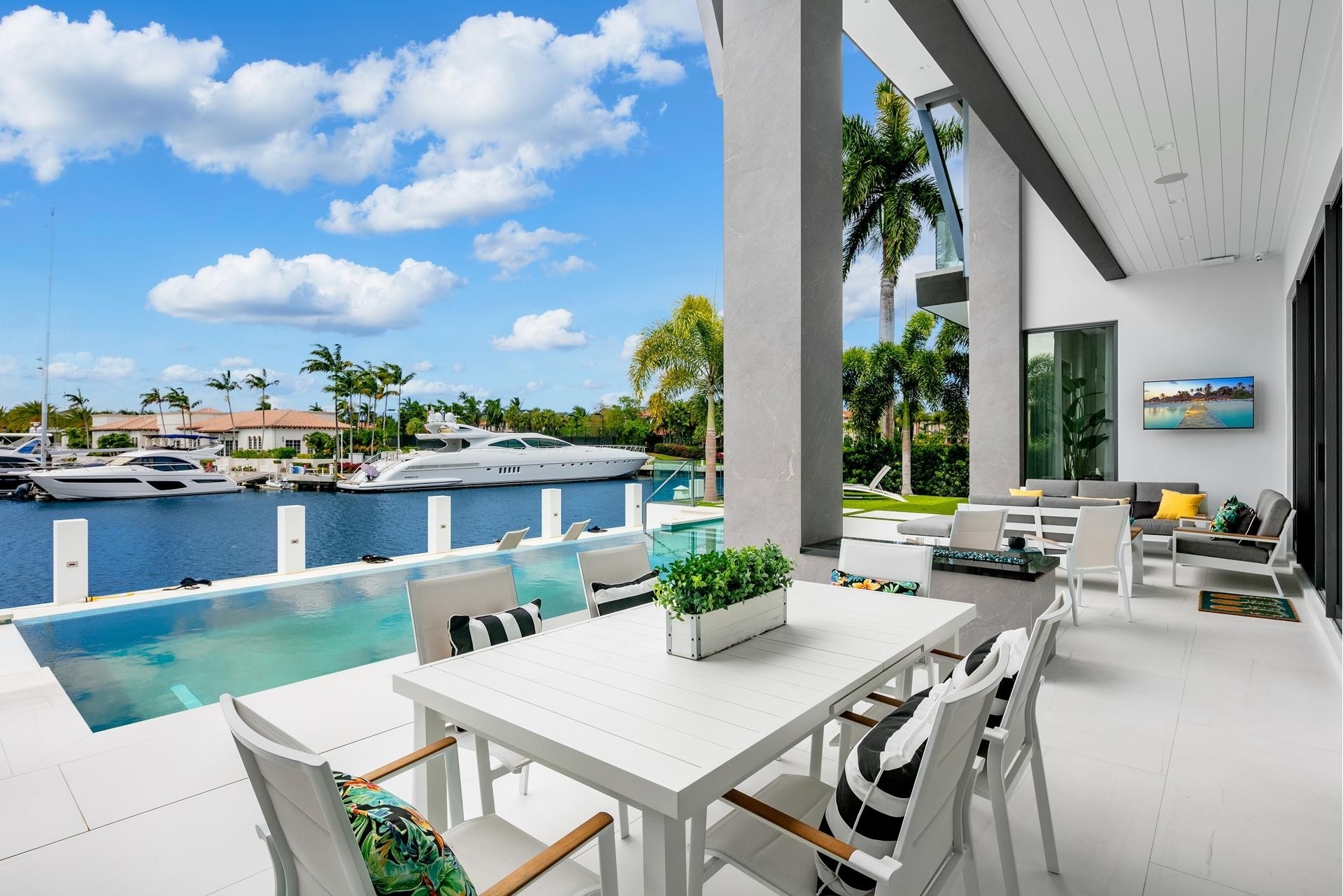 26. Single Family Homes for Sale at Royal Palm Yacht and Country Club, Boca Raton, Florida 33432