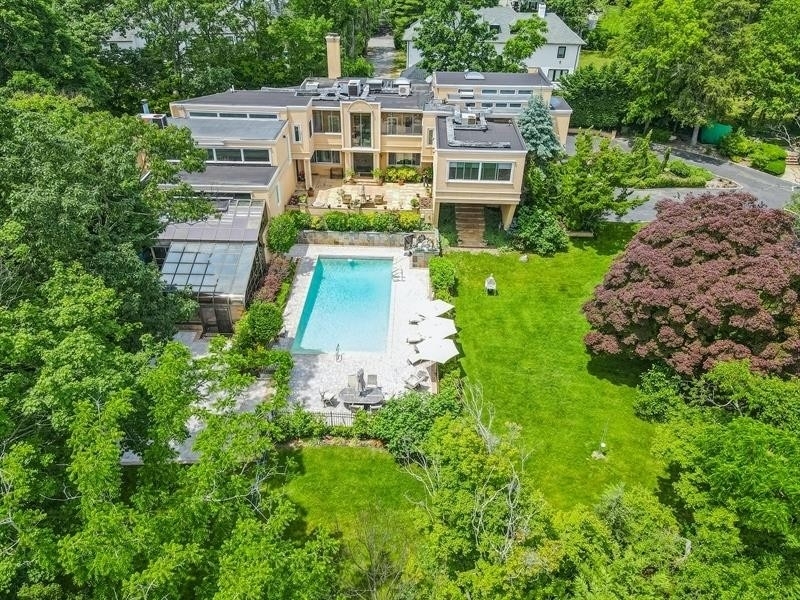33. Single Family Homes for Sale at Hewlett Bay Park, New York 11557