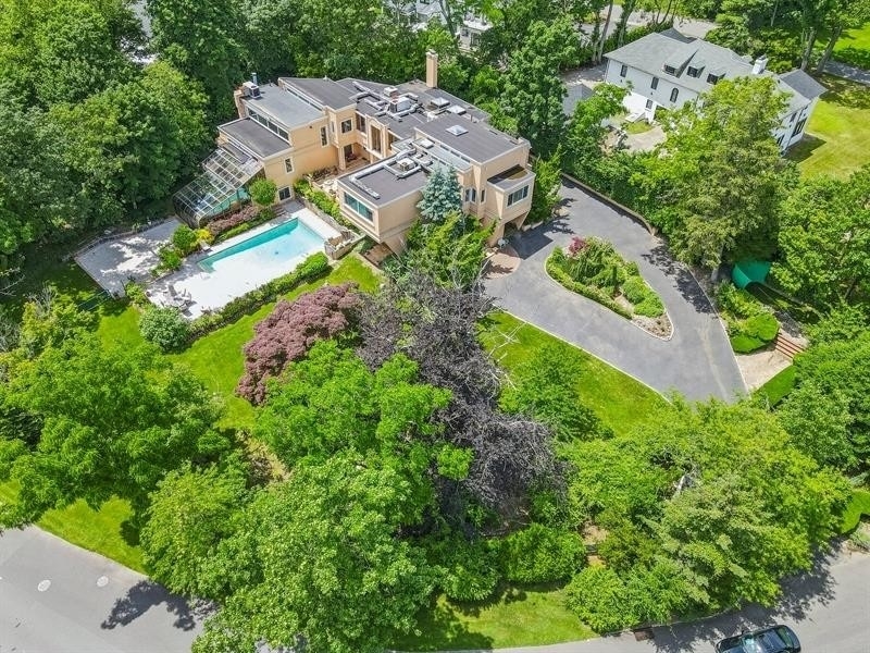 36. Single Family Homes for Sale at Hewlett Bay Park, New York 11557
