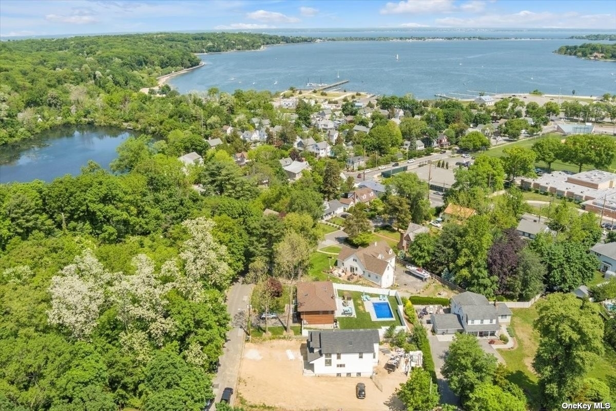 30. Single Family Homes for Sale at Oyster Bay, New York 11771
