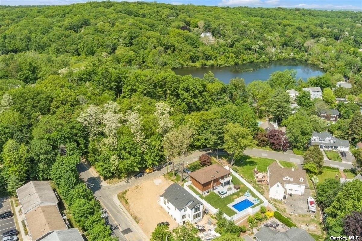 31. Single Family Homes for Sale at Oyster Bay, New York 11771
